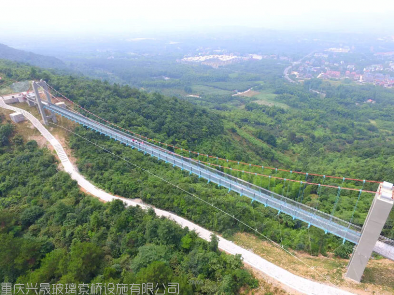 浙江第一長玻璃索橋—長興龍山玻璃橋